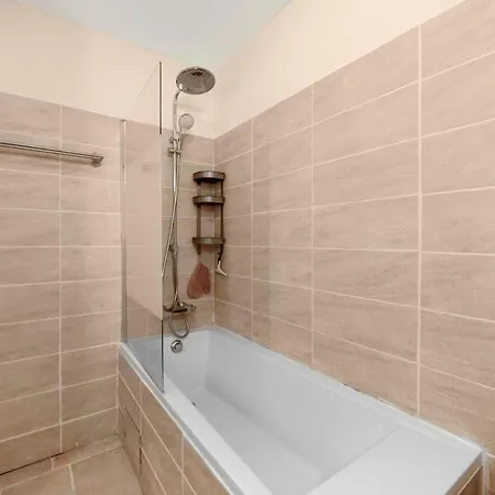 Large Townhouse In - 9 People Villa Houlgate