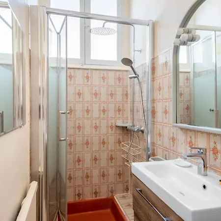 Large Townhouse In - 9 People *